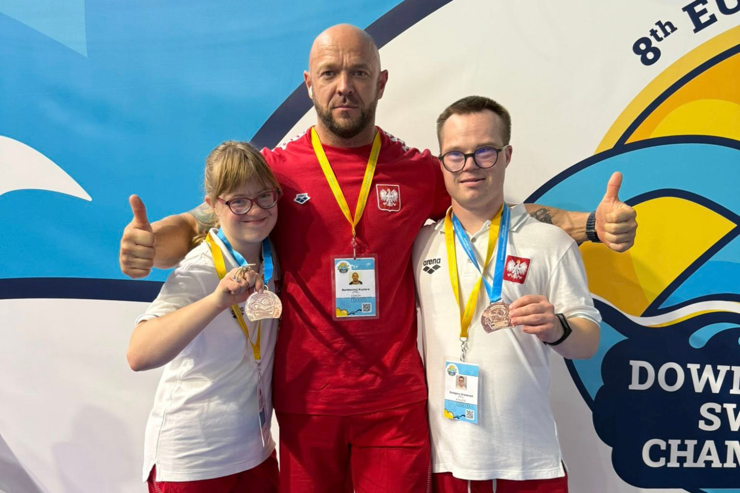 Dwoje zawodników reprezentacji Polski z medalami i członek sztabu kadry po zawodach pływackich w Albufeirze